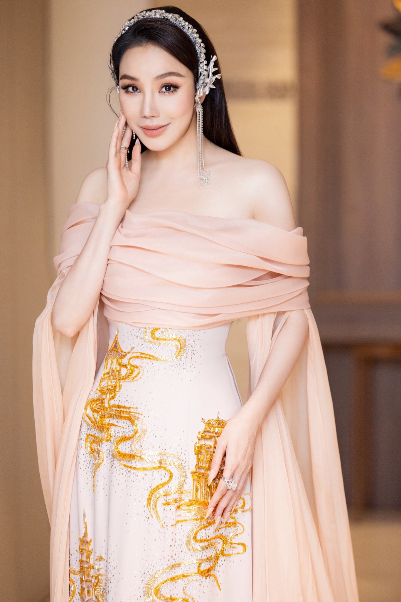 Hồ Quỳnh Hương và những lần diện áo dài khiến fan "mê mẩn"- Ảnh 7.