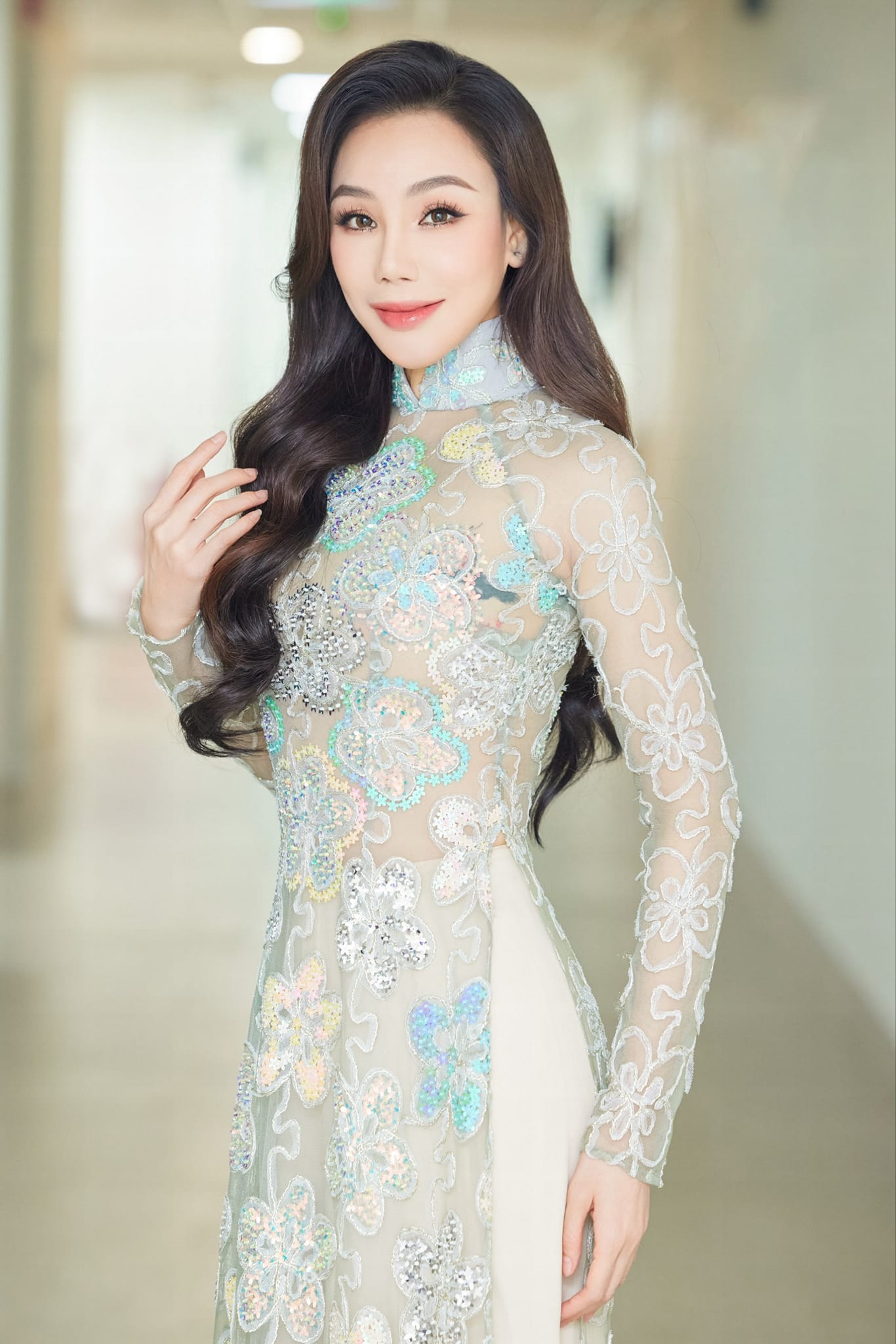 Hồ Quỳnh Hương và những lần diện áo dài khiến fan "mê mẩn"- Ảnh 15.