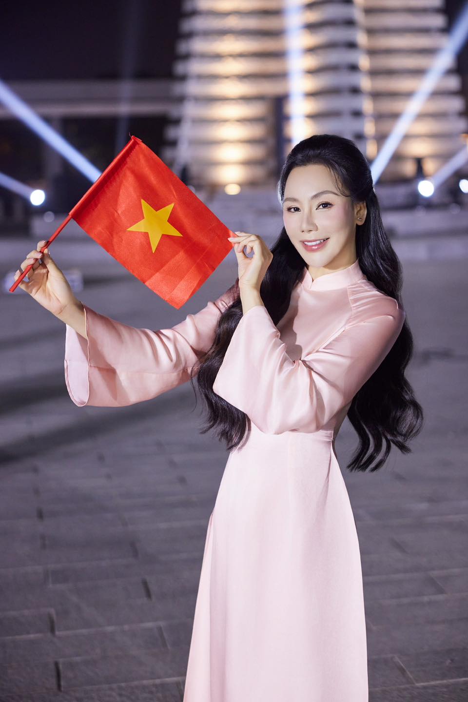Hồ Quỳnh Hương và những lần diện áo dài khiến fan "mê mẩn"- Ảnh 14.