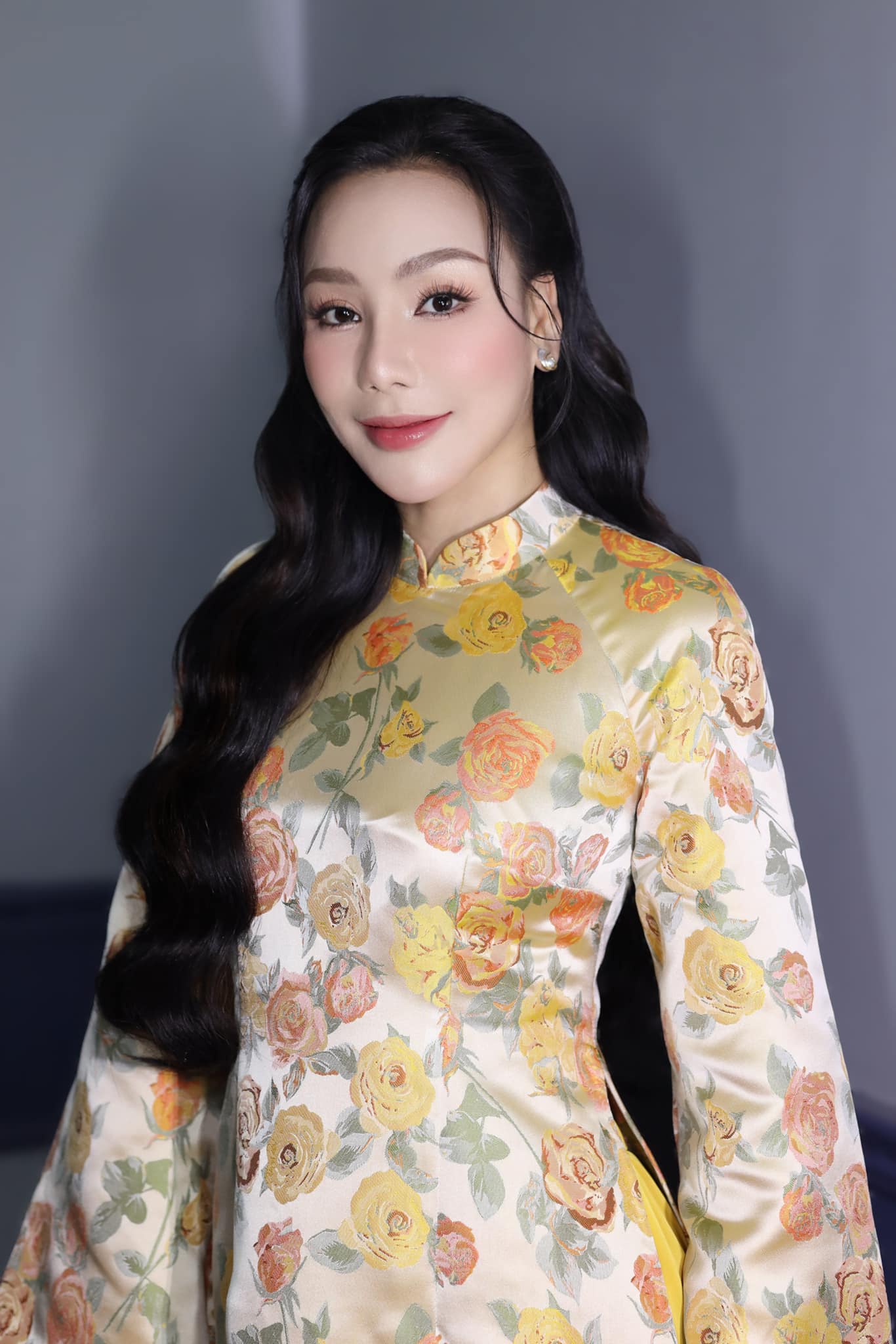 Hồ Quỳnh Hương và những lần diện áo dài khiến fan "mê mẩn"- Ảnh 2.