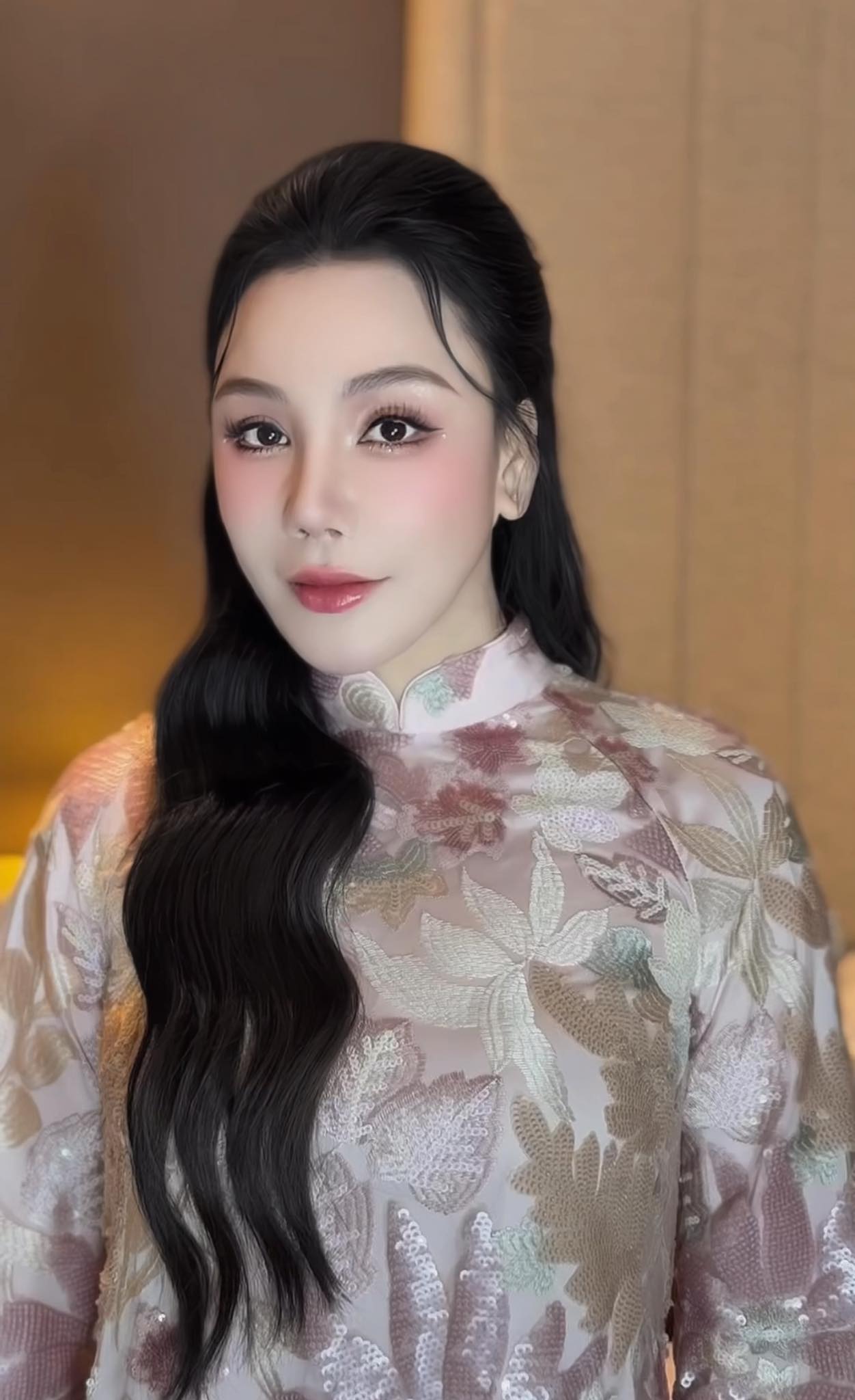 Hồ Quỳnh Hương và những lần diện áo dài khiến fan "mê mẩn"- Ảnh 1.