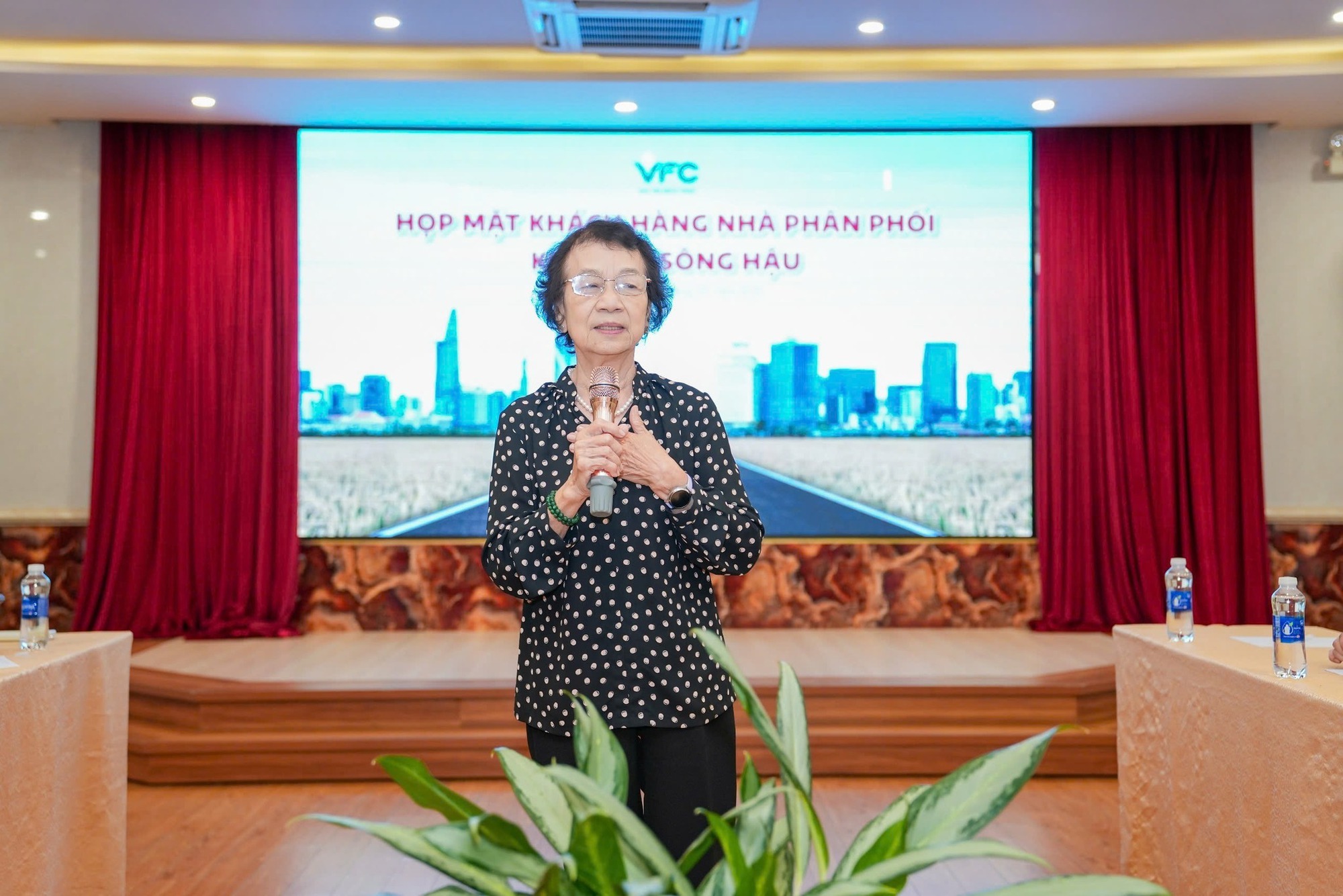 Xôn xao nữ doanh nhân ngoài 80 tuổi nhận lương 7,5 tỷ mỗi tháng, bỏ xa nhiều sếp lớn ngân hàng: Thực hư thế nào?- Ảnh 4.