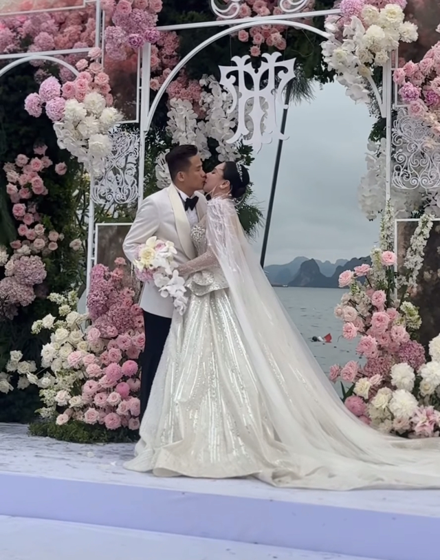 Hồ Quỳnh Hương hát live cao vút tặng chồng ca khúc tự sáng tác, trao nhau ánh mặt đắm say tràn ngập tình yêu- Ảnh 7.