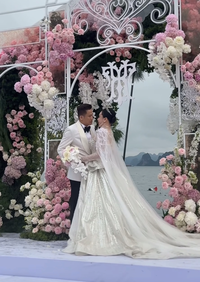 Hồ Quỳnh Hương hát live cao vút tặng chồng ca khúc tự sáng tác, trao nhau ánh mặt đắm say tràn ngập tình yêu- Ảnh 5.
