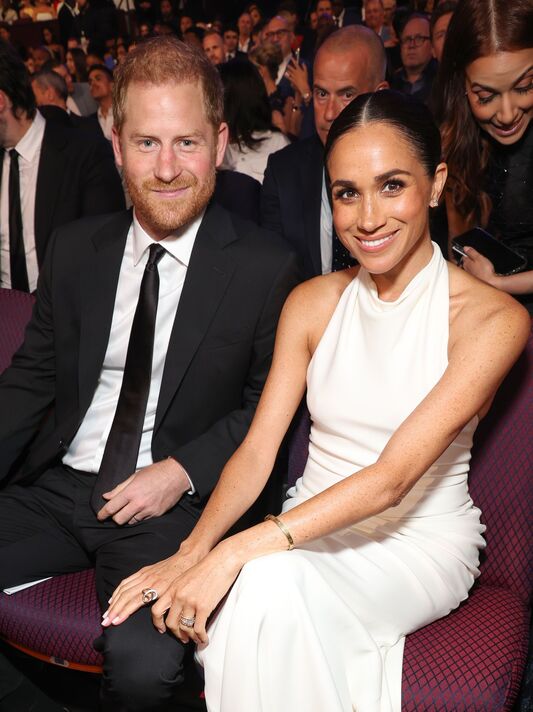 Bữa tối bí mật ở biệt thự Montecito: Meghan Markle âm thầm bắt tay "con dâu nhà Beckham"?- Ảnh 2.