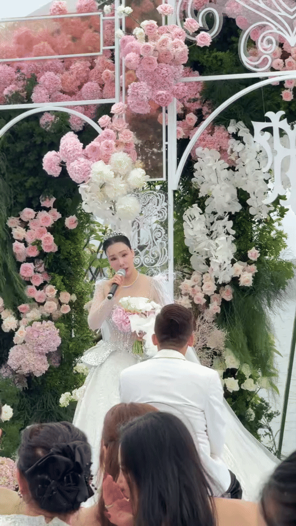 Hồ Quỳnh Hương hát live cao vút tặng chồng ca khúc tự sáng tác, trao nhau ánh mặt đắm say tràn ngập tình yêu- Ảnh 4.