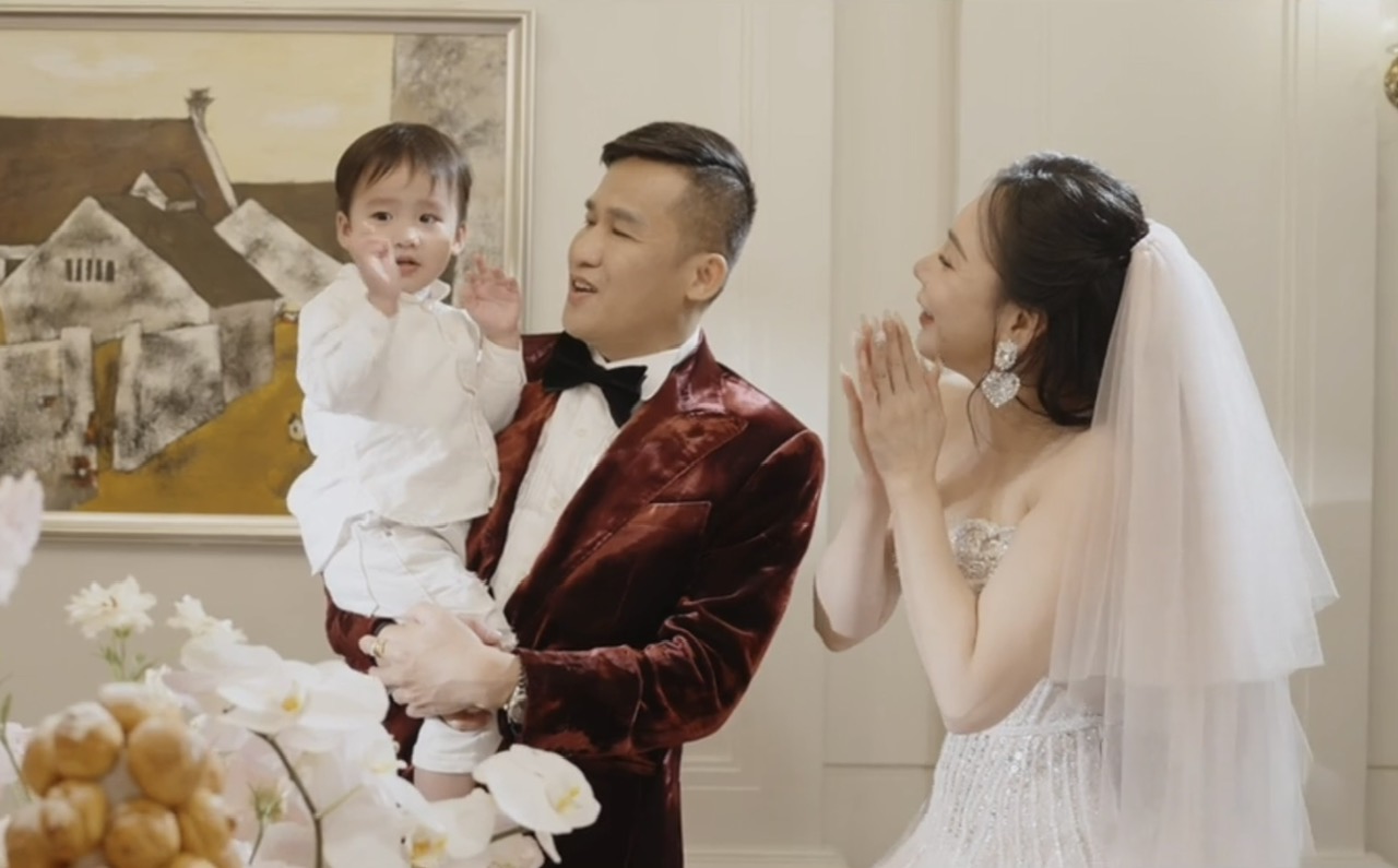 Video chưa từng công bố trong đám cưới Hồ Quỳnh Hương: Chuyện gì khiến chú rể bật khóc nức nở?- Ảnh 1.