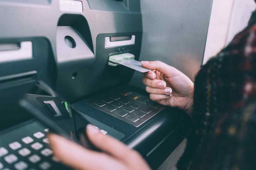 VietinBank cảnh báo nóng thủ đoạn lừa đảo liên quan đến rút tiền- Ảnh 2.
