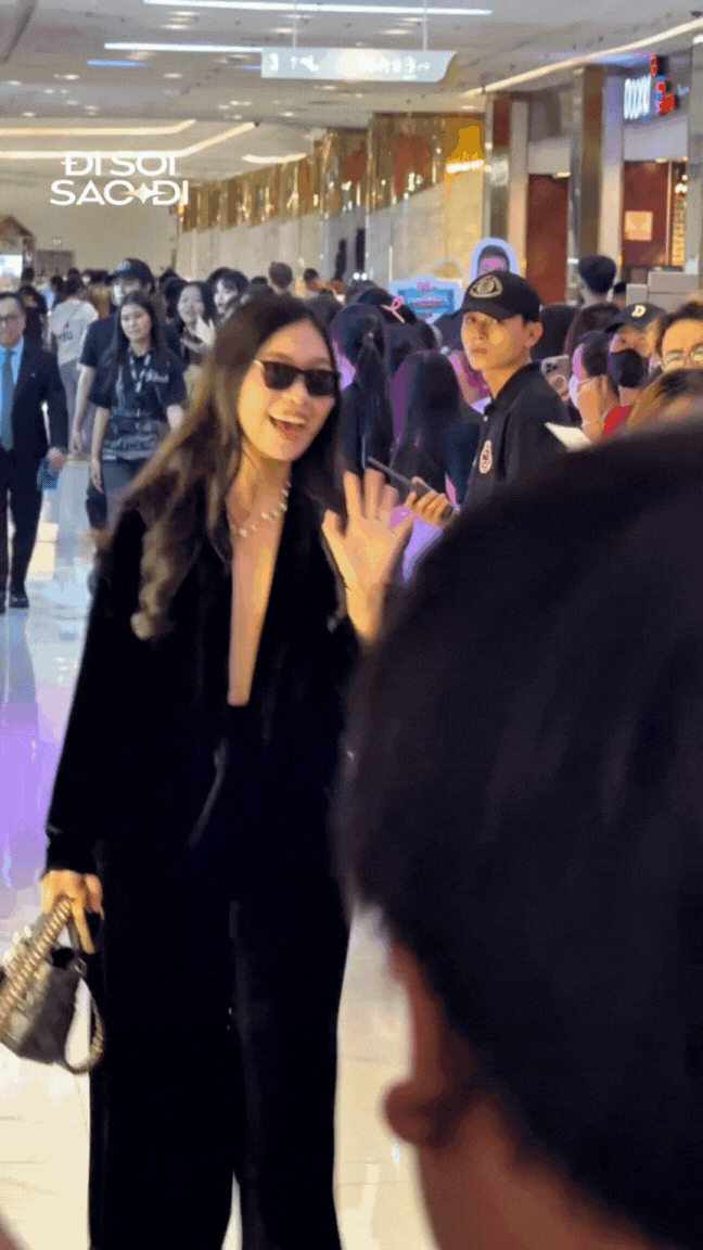 Xuất hiện cô gái được săn đón chẳng kém các Em Xinh Say Hi tại họp báo ra mắt, biết "pro5" mới rõ lý do!- Ảnh 1. Xuất hiện cô gái được săn đón chẳng kém các Em Xinh Say Hi tại họp báo ra mắt, biết "pro5" mới rõ lý do!- Ảnh 1.