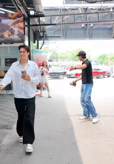 Cặp diễn viên Vbiz "tình trong như đã mặt ngoài còn e": Đàng trai bí mật tậu xe mới cho bạn gái?- Ảnh 2. Cặp diễn viên Vbiz "tình trong như đã mặt ngoài còn e": Đàng trai bí mật tậu xe mới cho bạn gái?- Ảnh 2.