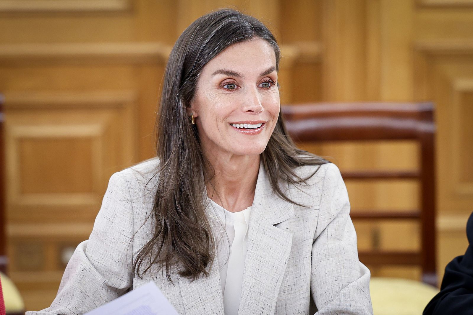 Không váy áo cầu kỳ, không vương miện lấp lánh: Vương hậu Letizia và Vương phi Kate khẳng định đẳng cấp bằng suit cực phẩm- Ảnh 2.