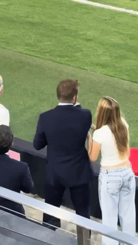 "Cam thường" tóm gọn David Beckham âu yếm con gái út Harper trên SVĐ, nhan sắc tiểu thư tài phiệt đời thường gây sốt- Ảnh 1. "Cam thường" tóm gọn David Beckham âu yếm con gái út Harper trên SVĐ, nhan sắc tiểu thư tài phiệt đời thường gây sốt- Ảnh 1.