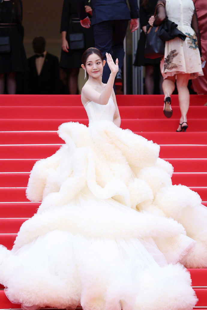Clip 1 sao nữ Cbiz bị 4 bảo vệ Cannes cùng lúc đuổi khỏi thảm đỏ vẫn "mặt dày" tạo dáng- Ảnh 7.