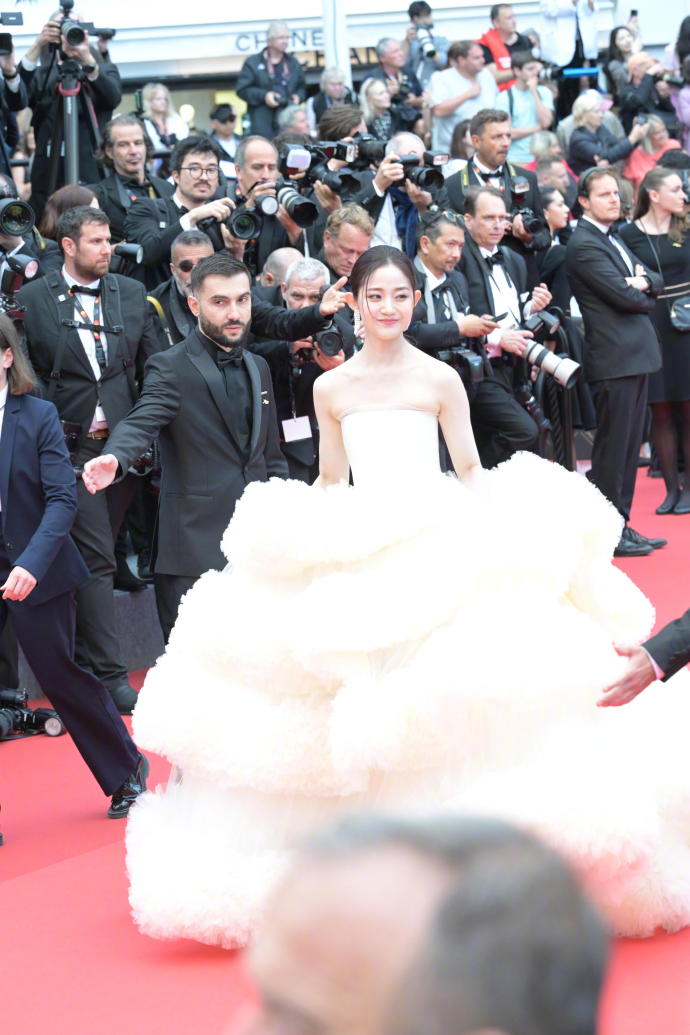Clip 1 sao nữ Cbiz bị 4 bảo vệ Cannes cùng lúc đuổi khỏi thảm đỏ vẫn "mặt dày" tạo dáng- Ảnh 8.