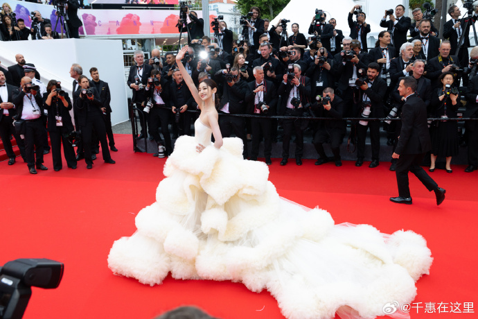 Clip 1 sao nữ Cbiz bị 4 bảo vệ Cannes cùng lúc đuổi khỏi thảm đỏ vẫn "mặt dày" tạo dáng- Ảnh 4.