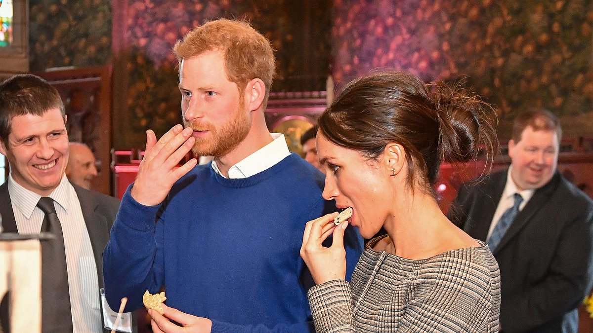 Meghan Markle bị cáo buộc mắng chửi nhân viên phục vụ tiệc đến mức Nữ vương Elizabeth phải can thiệp- Ảnh 2.