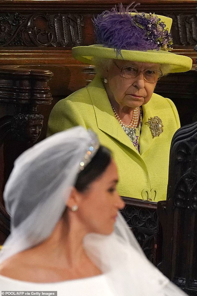 Meghan Markle bị cáo buộc mắng chửi nhân viên phục vụ tiệc đến mức Nữ vương Elizabeth phải can thiệp- Ảnh 1.