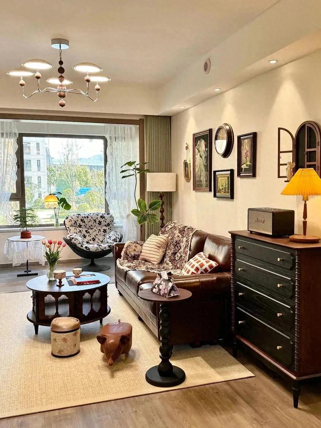 Ngỡ đâu studio nghệ thuật, hóa ra là căn hộ của nữ thiết kế 38 tuổi: Ánh sáng tràn ngập, từng chi tiết đều đẹp- Ảnh 1.