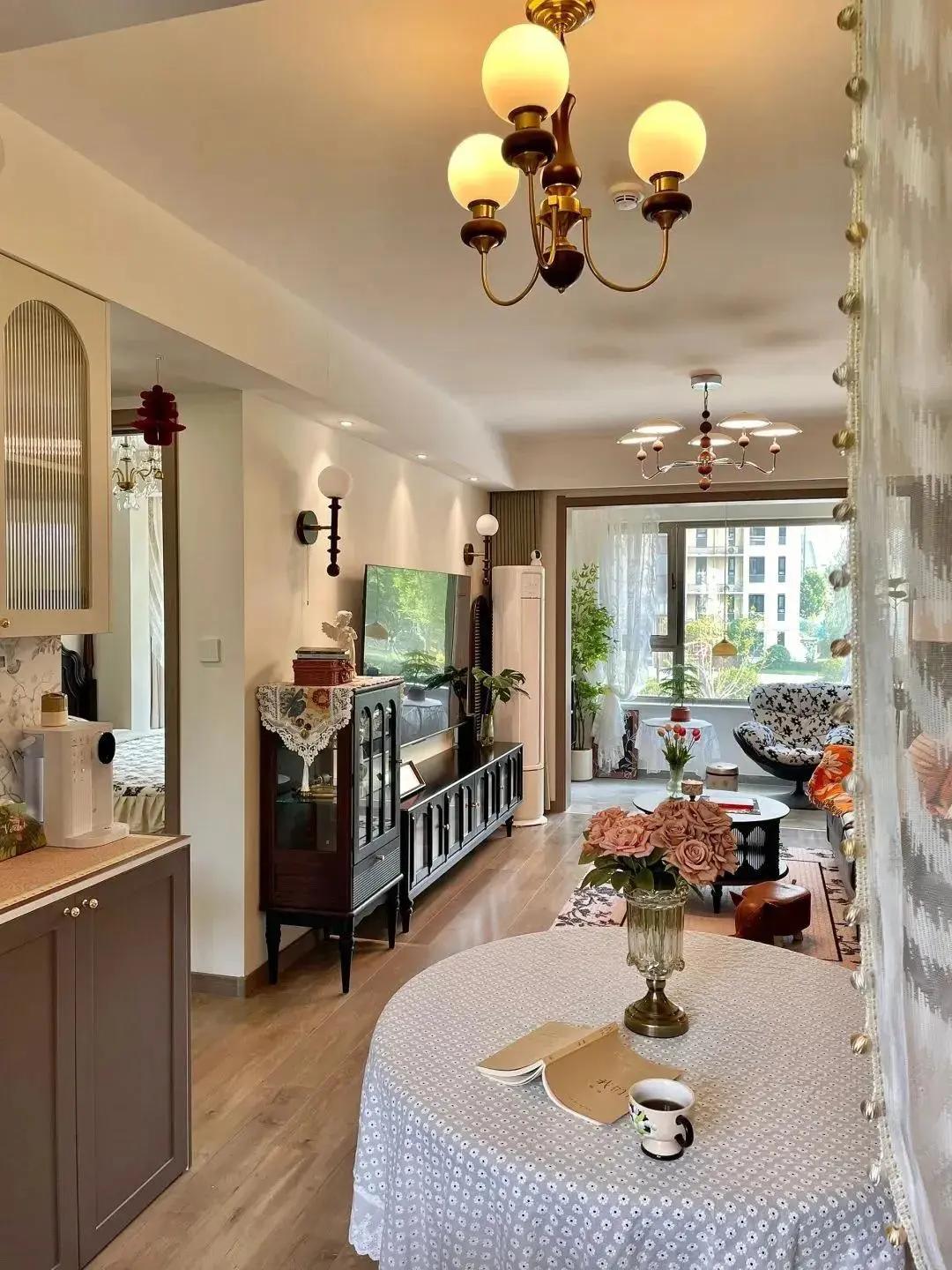 Ngỡ đâu studio nghệ thuật, hóa ra là căn hộ của nữ thiết kế 38 tuổi: Ánh sáng tràn ngập, từng chi tiết đều đẹp- Ảnh 9.