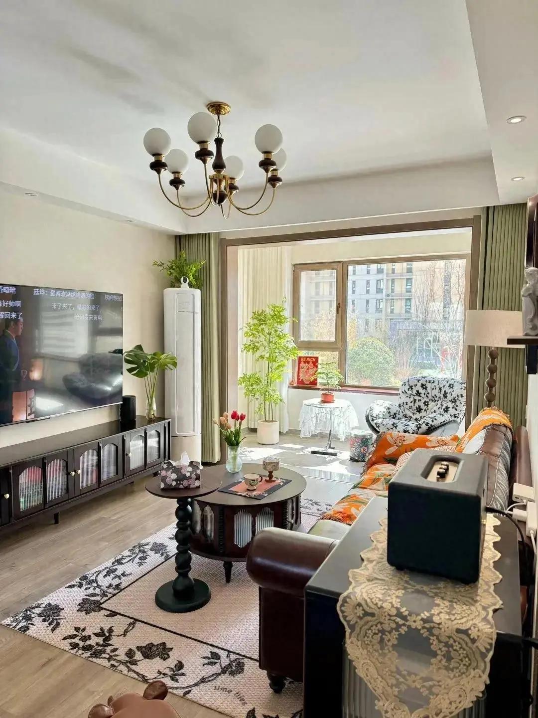 Ngỡ đâu studio nghệ thuật, hóa ra là căn hộ của nữ thiết kế 38 tuổi: Ánh sáng tràn ngập, từng chi tiết đều đẹp- Ảnh 2.