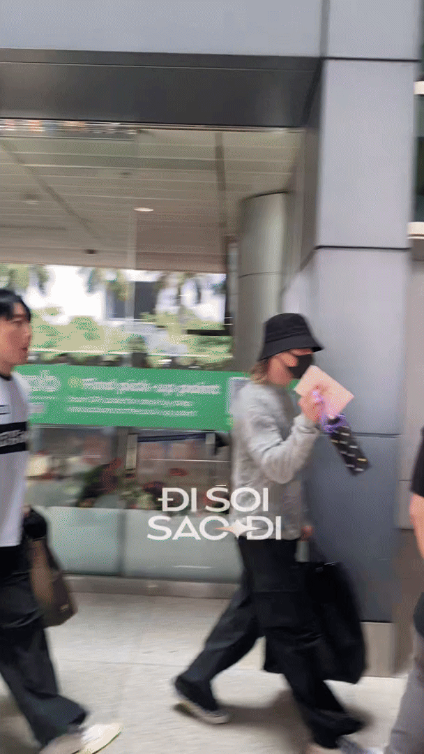 Hot: Daesung (BIGBANG) đi giữa "rừng" fan ở Tân Sơn Nhất, hào hứng chào VIP Việt ngày tái ngộ- Ảnh 1.