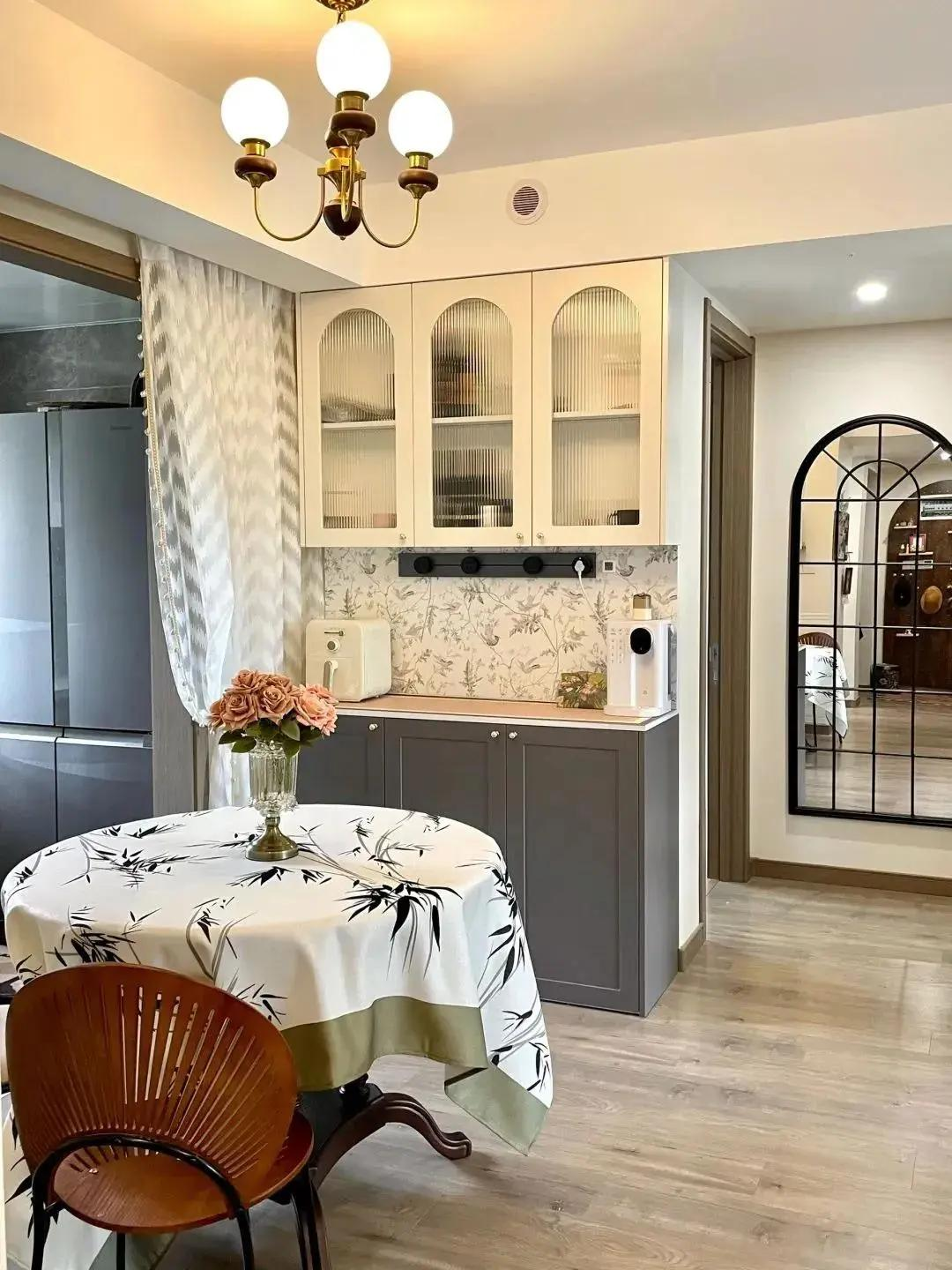 Ngỡ đâu studio nghệ thuật, hóa ra là căn hộ của nữ thiết kế 38 tuổi: Ánh sáng tràn ngập, từng chi tiết đều đẹp- Ảnh 7.