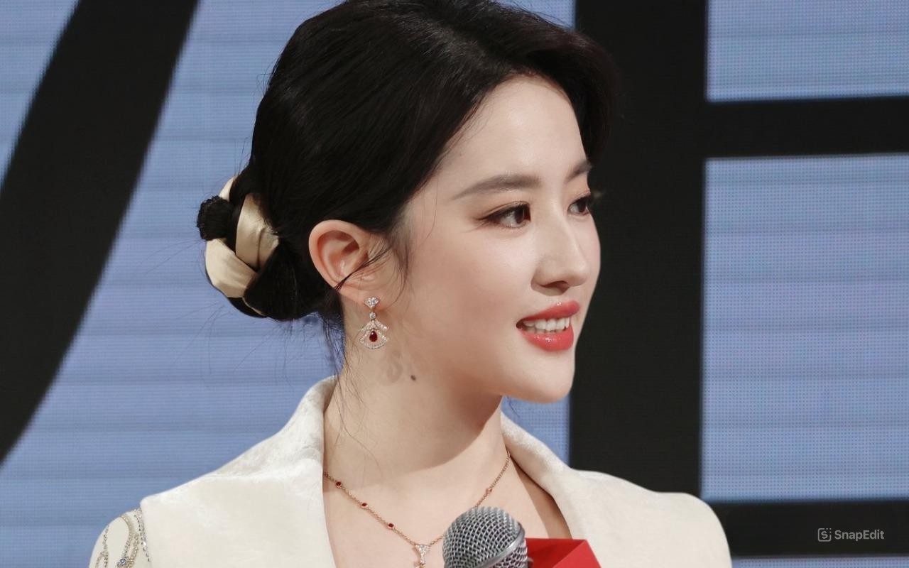 Lưu Diệc Phi 17 tuổi đẹp hết phần thiên hạ: Năm ấy xem mà tưởng tiên nữ giáng trần, sao hoàn mỹ như vậy được?- Ảnh 1.