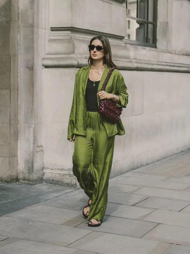 Hè này nhất định phải có: Trang phục lụa satin – sang trọng, dịu dàng mà vẫn “chill” hết nấc!- Ảnh 15.