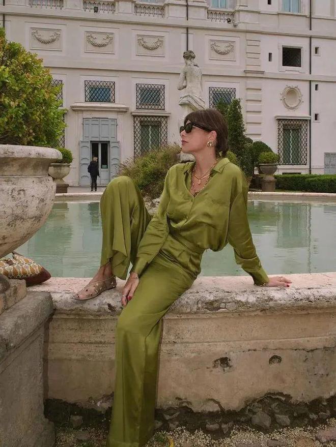 Hè này nhất định phải có: Trang phục lụa satin – sang trọng, dịu dàng mà vẫn “chill” hết nấc!- Ảnh 17.