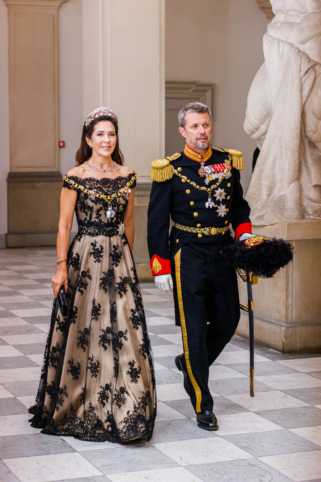 26 khoảnh khắc thời trang đáng nhớ của Vương hậu Mary, được mệnh danh là "nàng Kate của Copenhagen"- Ảnh 10.