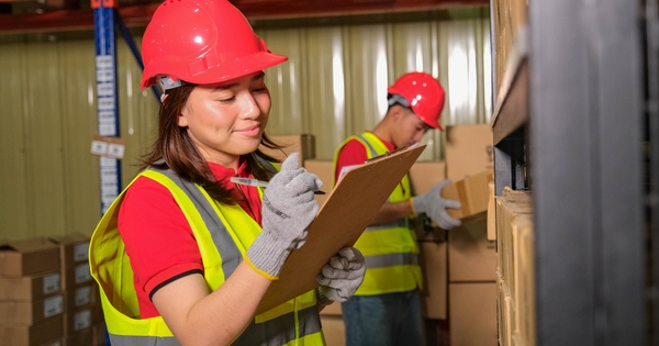 Tồn kho tăng, kệ hàng vẫn trống: Khi chi phí "rẻ" trở thành cái bẫy trong chiến lược logistic- Ảnh 1. Tồn kho tăng, kệ hàng vẫn trống: Khi chi phí "rẻ" trở thành cái bẫy trong chiến lược logistic- Ảnh 1.