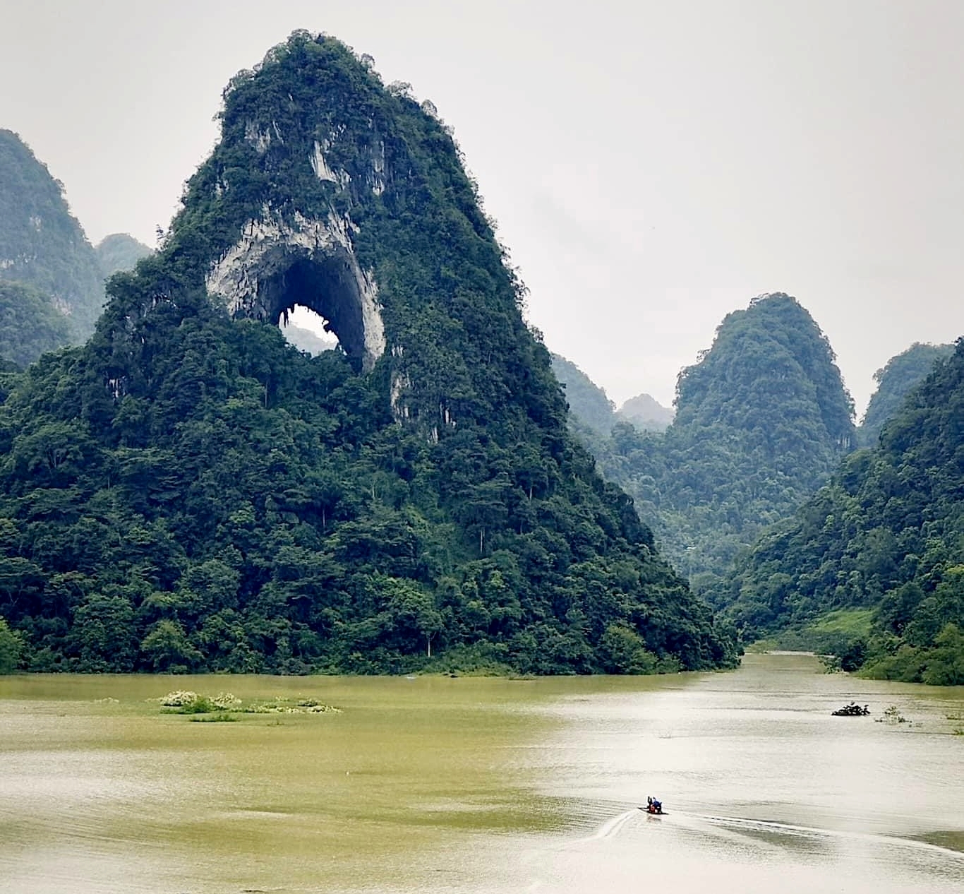 Khám phá Tuyên Quang, Cao Bằng cùng "Thám tử Kiên": Cảnh sắc "tuyệt đối điện ảnh" giữa sương mù, núi đá và ánh hoàng hôn- Ảnh 6.