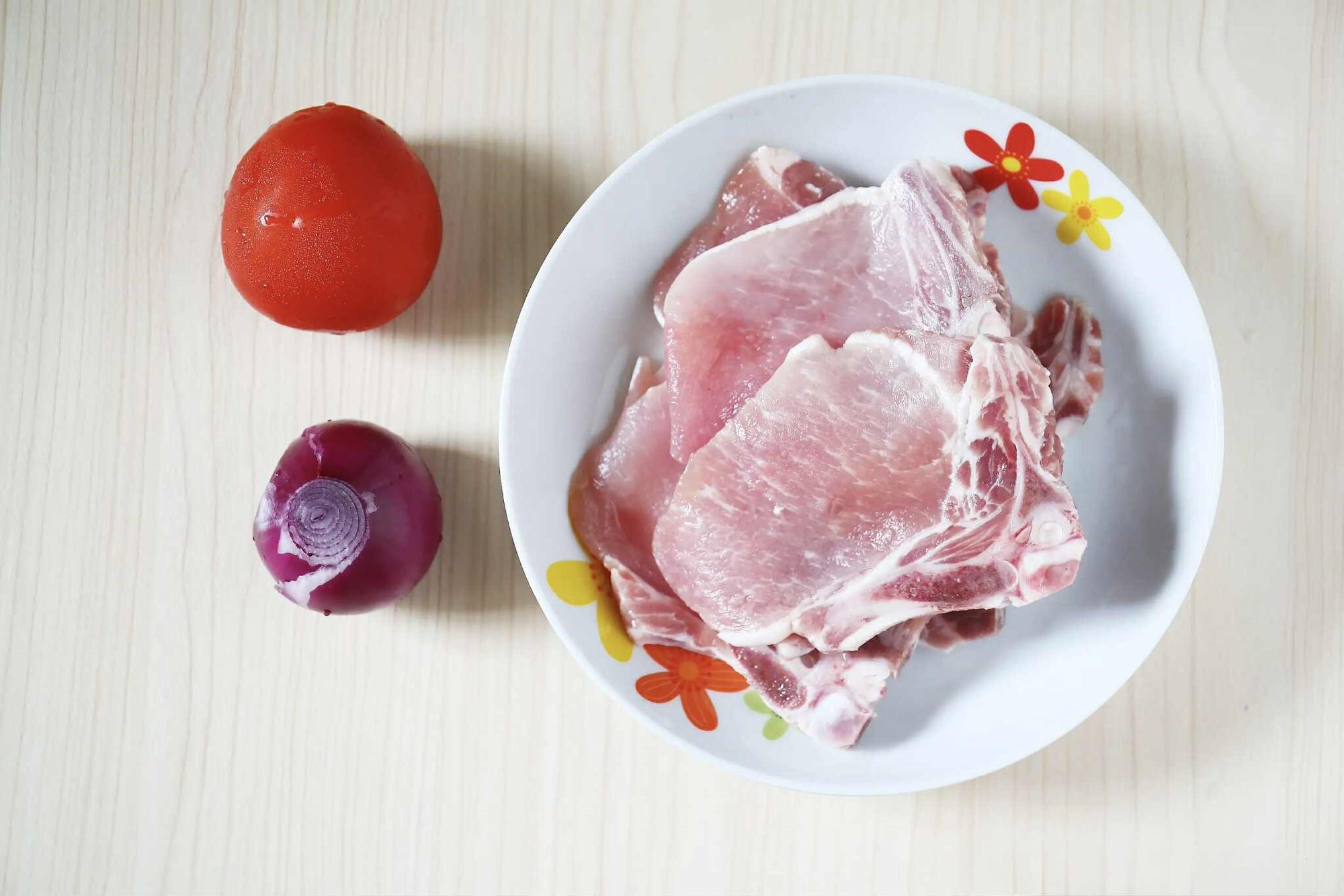 Món sườn heo làm thế này chỉ mất 15 phút nấu mà vị chua ngọt, sốt ngon ăn cùng cơm thì tuyệt vị!- Ảnh 1.
