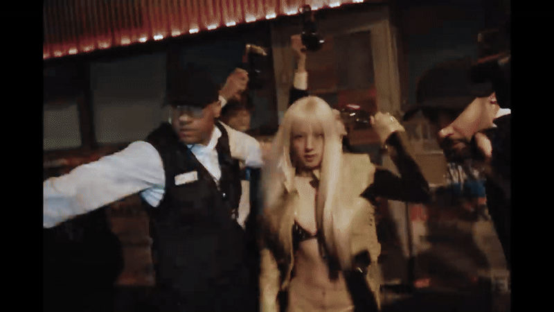 Đoạn video quay cảnh 2 nữ idol “quyết chiến” ngay giữa đường nhưng phản ứng của netizen lạnh nhạt đến sốc - Ảnh 2. Đoạn video quay cảnh 2 nữ idol “quyết chiến” ngay giữa đường nhưng phản ứng của netizen lạnh nhạt đến sốc - Ảnh 2.