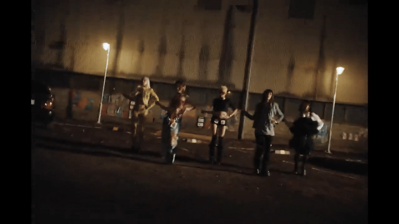 Đoạn video quay cảnh 2 nữ idol “quyết chiến” ngay giữa đường nhưng phản ứng của netizen lạnh nhạt đến sốc - Ảnh 3. Đoạn video quay cảnh 2 nữ idol “quyết chiến” ngay giữa đường nhưng phản ứng của netizen lạnh nhạt đến sốc - Ảnh 3.