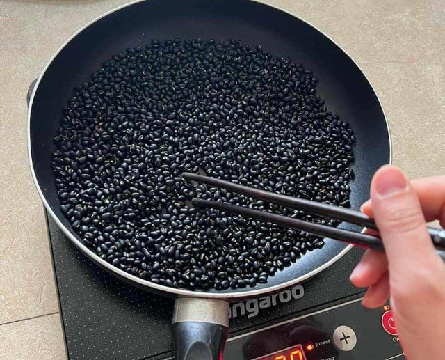 Món nước màu đen giúp bổ thận lại tiêu mỡ, giảm cân, giá cực rẻ mà nấu cũng dễ dàng- Ảnh 2.