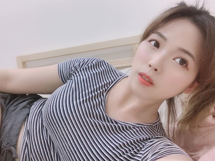 Chỉ nằm ngủ cùng mèo cưng trên sóng, nữ streamer gợi cảm vẫn thu hút hàng nghìn người theo dõi, không thể rời mắt- Ảnh 1. Chỉ nằm ngủ cùng mèo cưng trên sóng, nữ streamer gợi cảm vẫn thu hút hàng nghìn người theo dõi, không thể rời mắt- Ảnh 1.