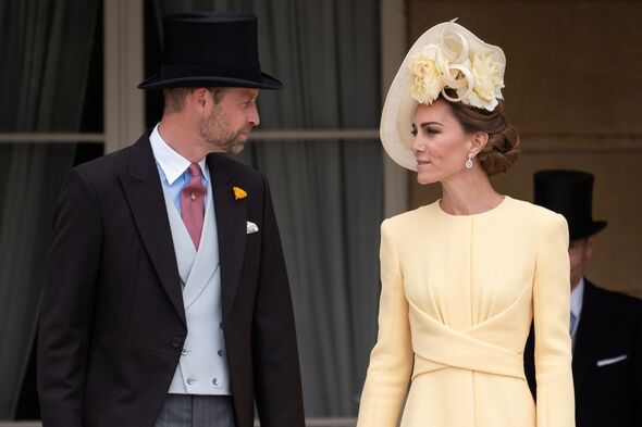 Chi tiết nhỏ trên áo Thân vương William gây sốt vì "tông xuyệt tông" với Vương phi Kate- Ảnh 1. Chi tiết nhỏ trên áo Thân vương William gây sốt vì "tông xuyệt tông" với Vương phi Kate- Ảnh 1.