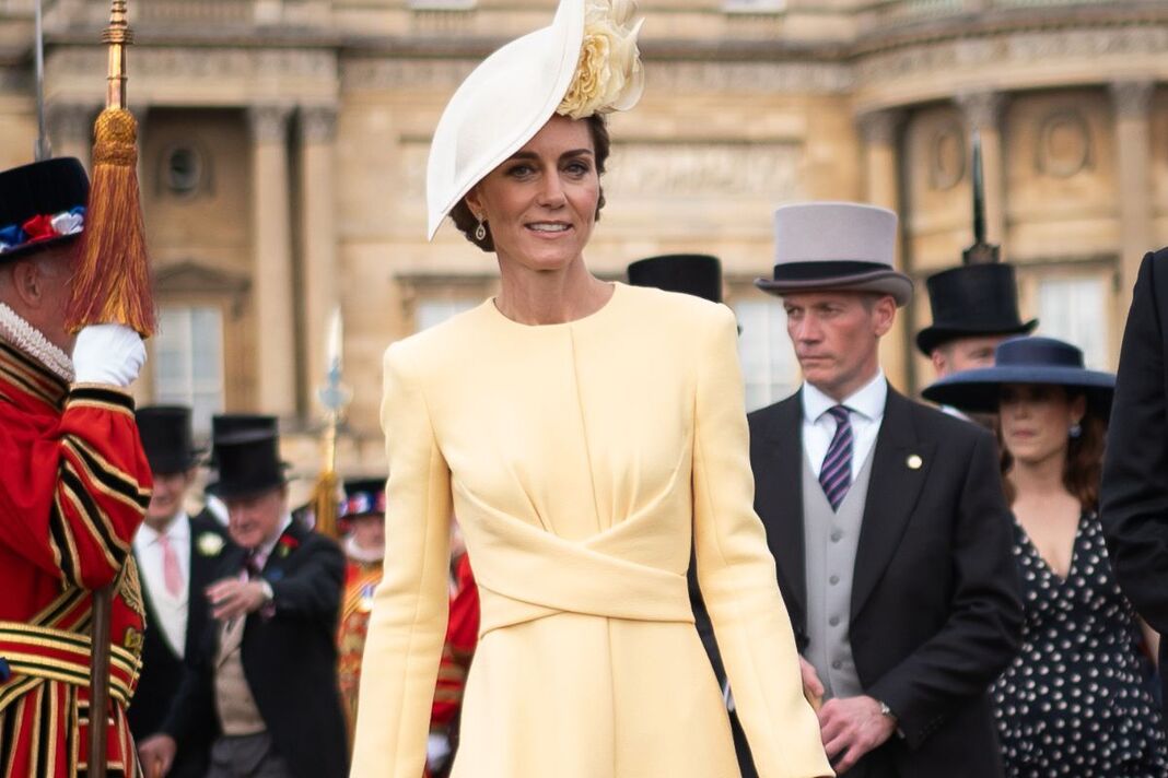 “Công chúa của những cái ôm”: Vương phi Kate âm thầm bác bỏ cáo buộc lạnh lùng của Meghan Markle- Ảnh 1. “Công chúa của những cái ôm”: Vương phi Kate âm thầm bác bỏ cáo buộc lạnh lùng của Meghan Markle- Ảnh 1.