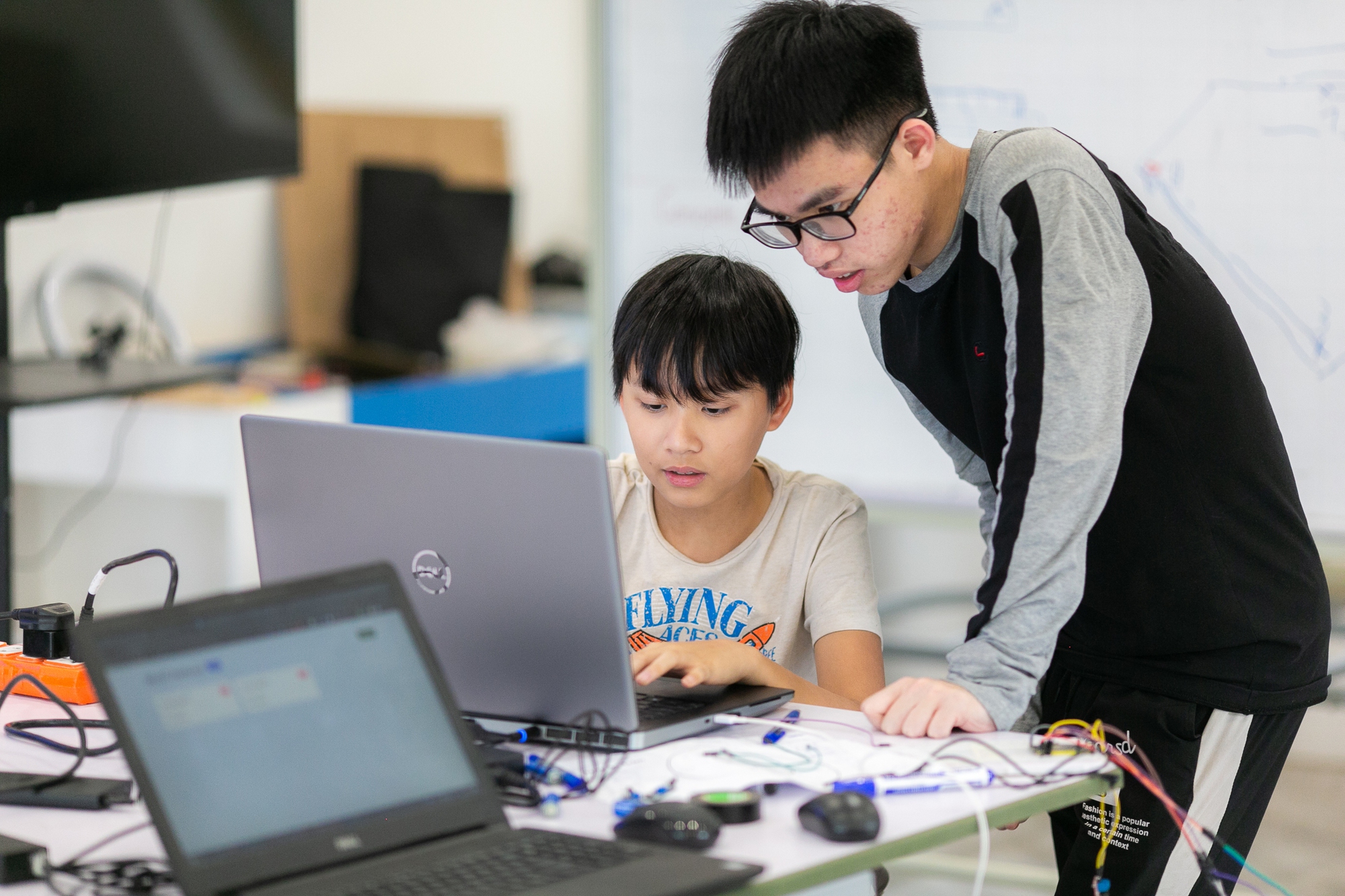 Học sinh trung học thiết kế hệ thống tiết kiệm điện thông minh- Ảnh 1. Học sinh trung học thiết kế hệ thống tiết kiệm điện thông minh- Ảnh 1.