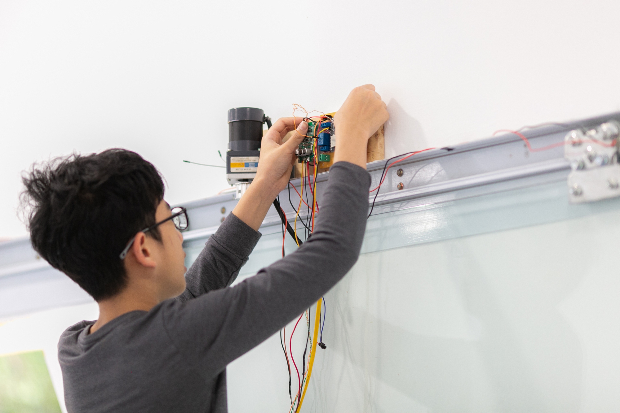 Học sinh trung học thiết kế hệ thống tiết kiệm điện thông minh- Ảnh 6. Học sinh trung học thiết kế hệ thống tiết kiệm điện thông minh- Ảnh 6.