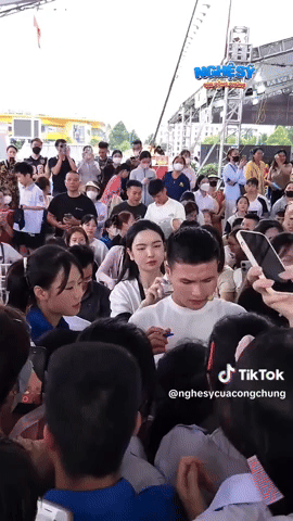 Bắt gặp thái độ của Chu Thanh Huyền khi Quang Hải được fan nữ vây kín xin chữ ký- Ảnh 2.