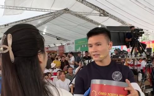 Bắt gặp thái độ của Chu Thanh Huyền khi Quang Hải được fan nữ vây kín xin chữ ký- Ảnh 1.