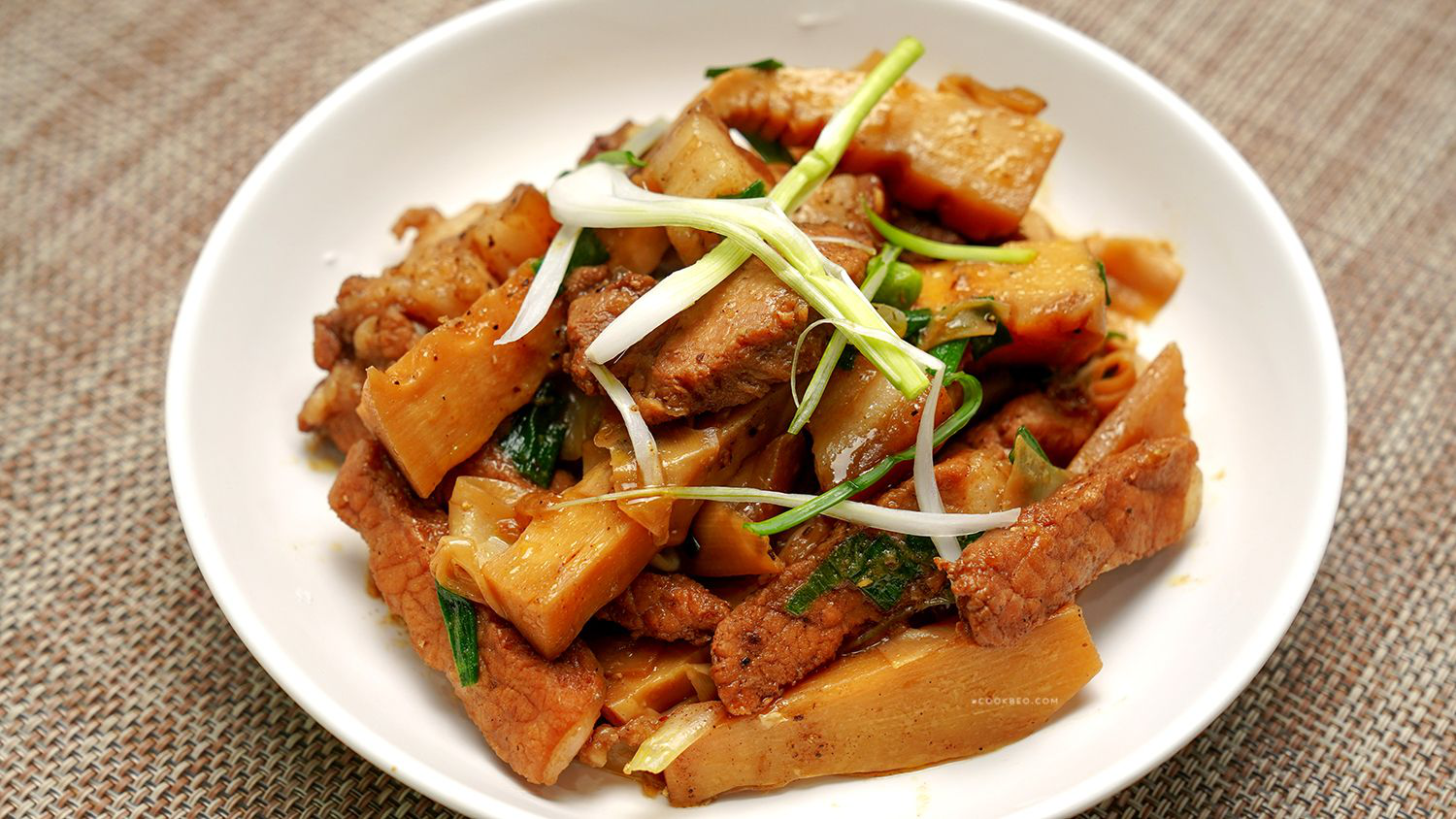Thịt ba chỉ đem kho chung với thứ này, có ngay món ngon vừa độc lạ vừa ấm bụng ngày mưa- Ảnh 5.