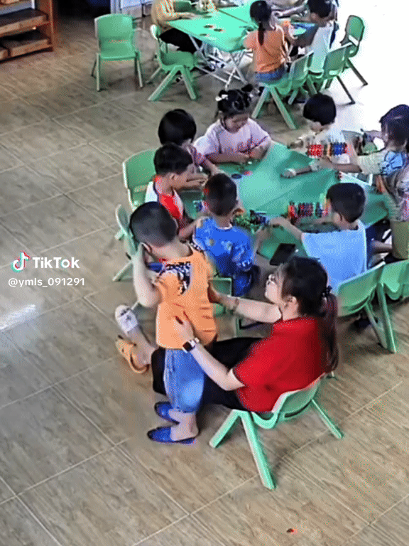 Hai cô trò ôm nhau tình cảm trong lớp mầm non, nhưng chỉ 1 giây sau Hai cô trò ôm nhau tình cảm trong lớp mầm non, nhưng chỉ 1 giây sau