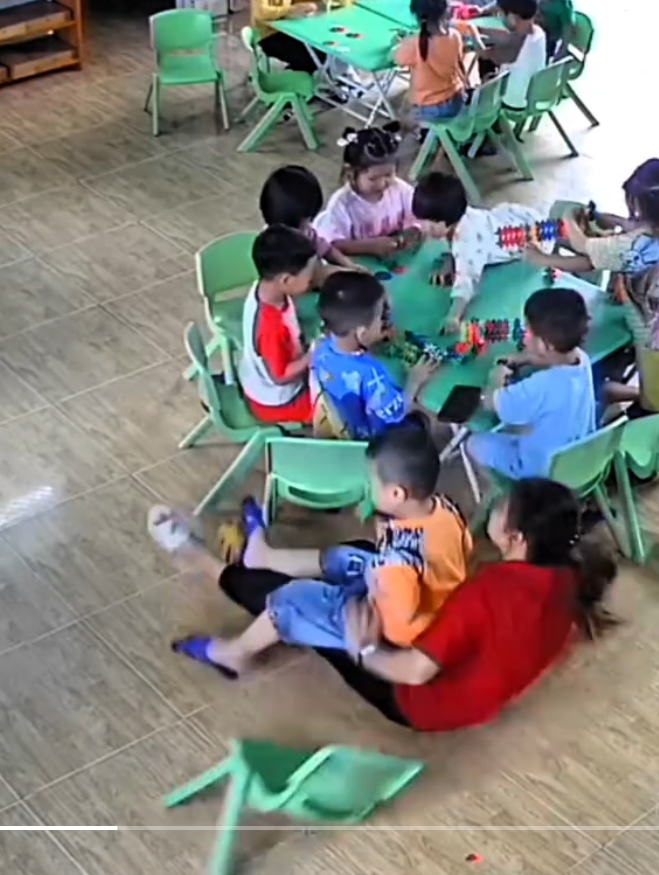 Hai cô trò ôm nhau tình cảm trong lớp mầm non, nhưng chỉ 1 giây sau Hai cô trò ôm nhau tình cảm trong lớp mầm non, nhưng chỉ 1 giây sau