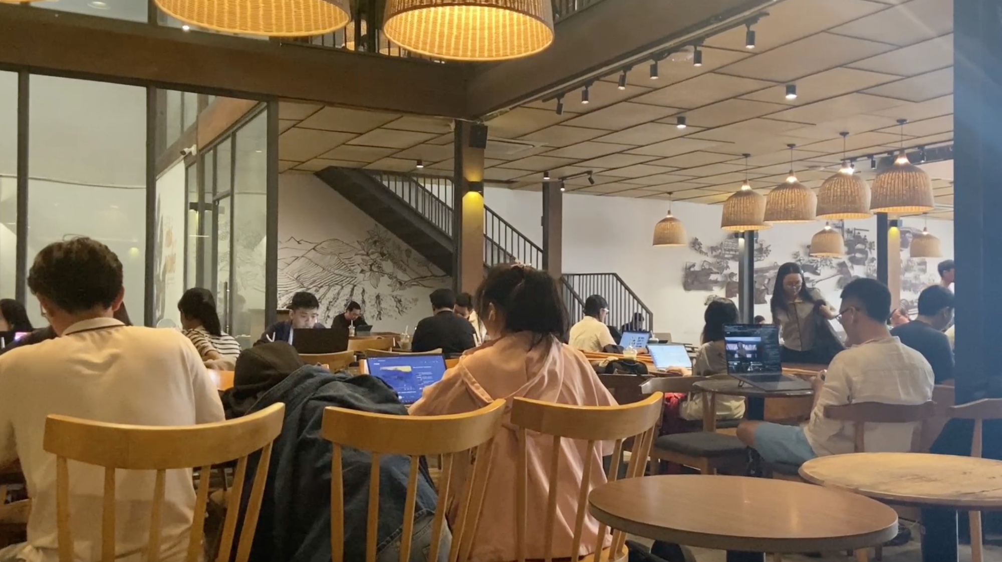 Thông tin mới về việc The Coffee House bịt ổ điện, bị cho là "đuổi khéo" khách gây xôn xao: Đại diện quán nói gì?- Ảnh 1.