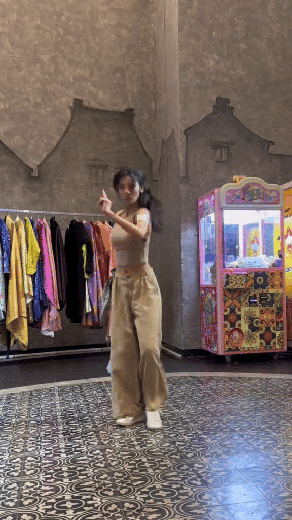 Mỹ nhân Việt múa “Song phượng kiếm” mượt như bước ra từ phim kiếm hiệp: Toát mồ hôi khi đọc đến profile- Ảnh 2.