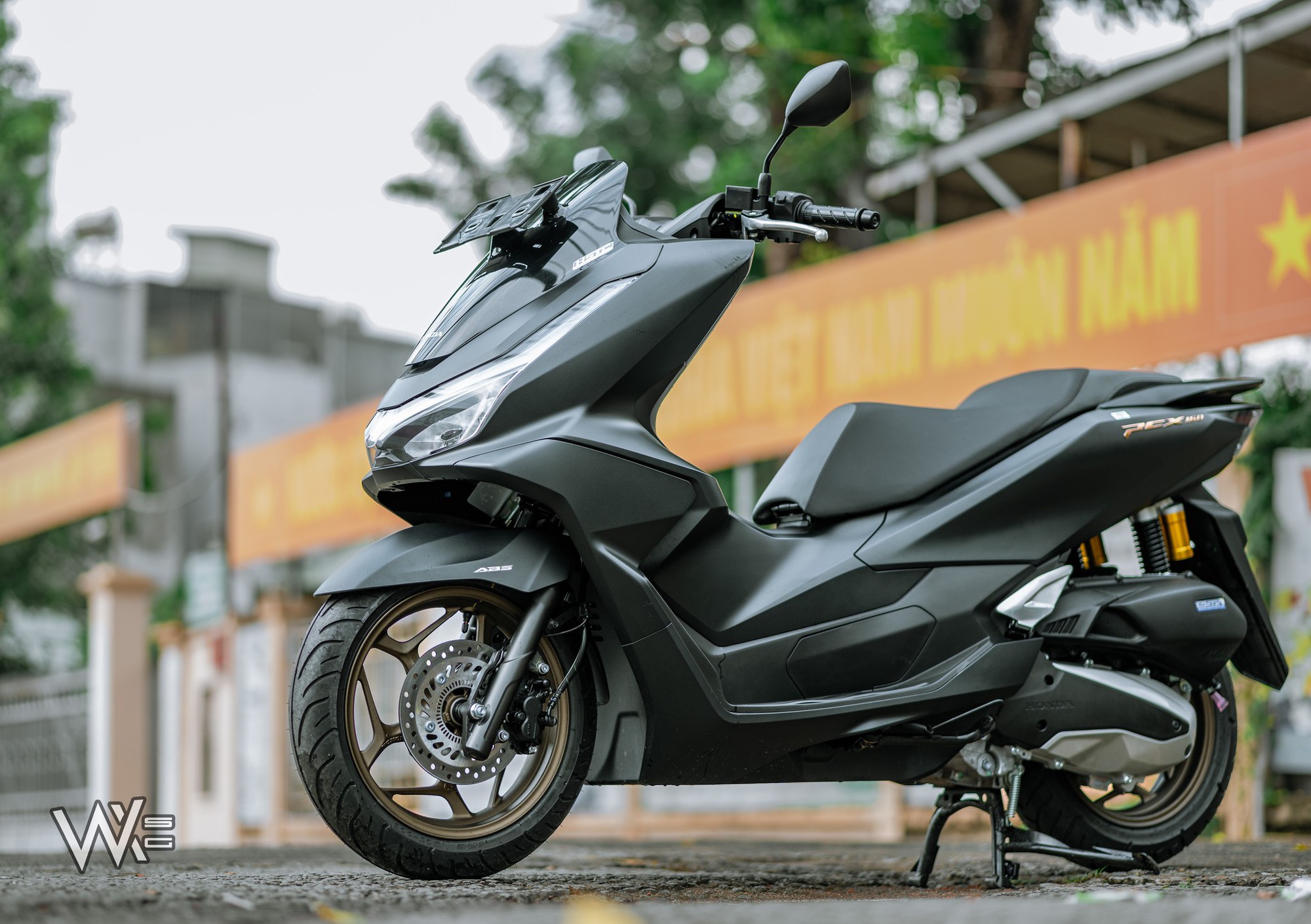Honda Phi Thuyền 2025 quá 'hot', một lô vừa về giờ còn vài chiếc: Cốp to hơn của SH, ăn xăng 2,2L/100km- Ảnh 1.