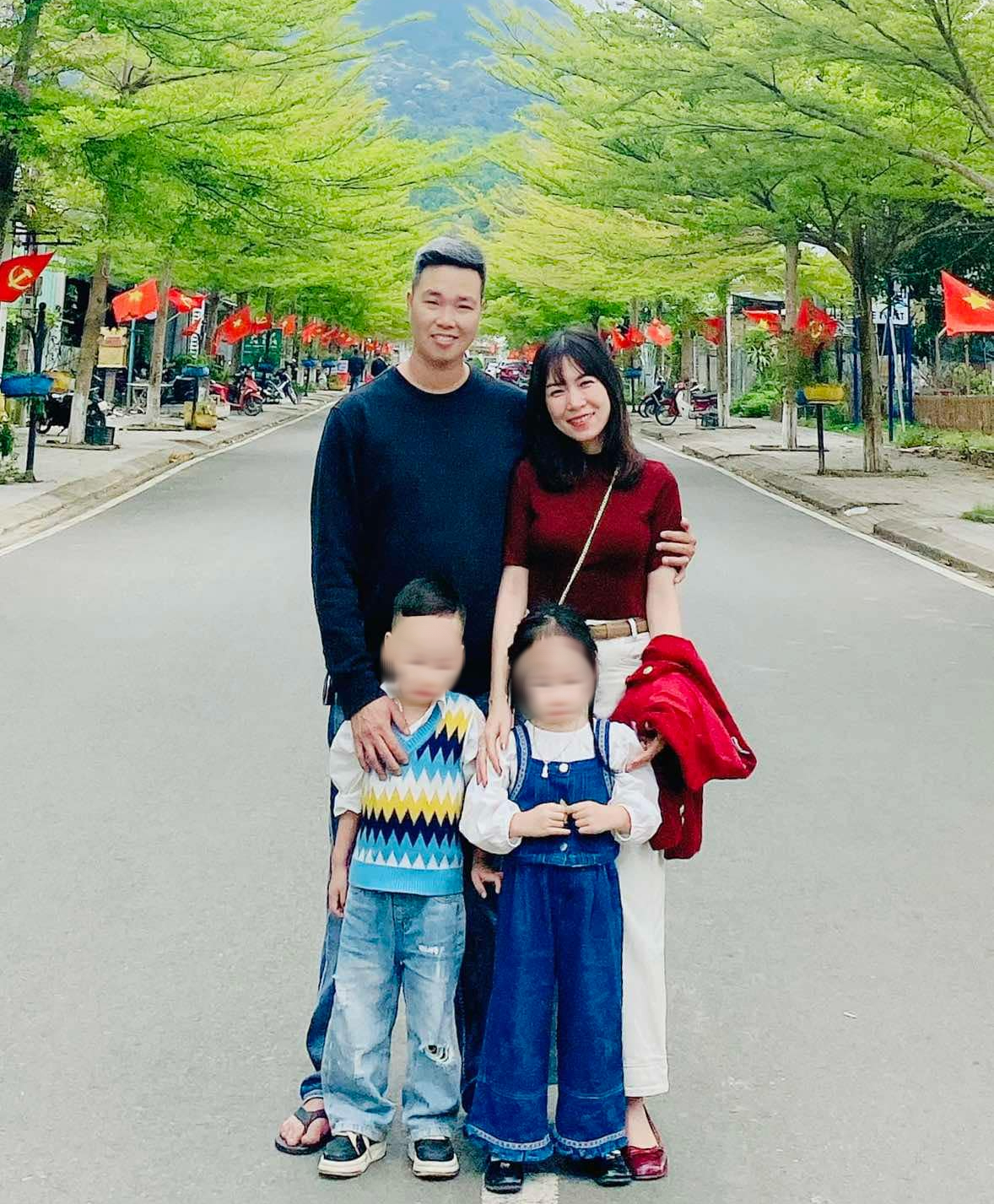 Anh Nam và chị Tú Anh bên hai con-2.jpg Anh Nam và chị Tú Anh bên hai con-2.jpg